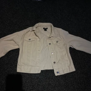 Vit jeans jacka  - Säljer min jeans jacka! Har inte använt den så många gånger 5-7 gånger Storlek XS passar S oxå