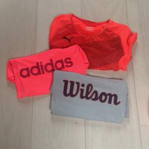 Tränings t-shirts paket i strl xs, alla: 130kr, styck: 40kr Wilson tshirt: xs, blå färg. Adidas tshirt, neon rosa. Puma tshirt: röd med detaljer