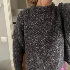 Stickad tröja - Säljer denna stickade tröjan från Only som tyvärr har blivit för liten för mig💕