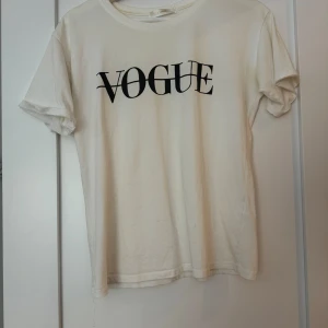 Vouge t-shirt - Jättefin t-shirt från Raglady by Tara. Säljer så jag inte använt den så mycket. Storlek S men passar i princip XS-M beroende på hur man önskar att passformen är. Nypris 400. Skriv för fler bilder/frågor💕