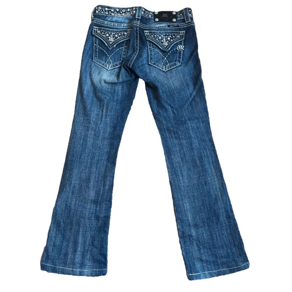 😊Miss me jeans i storlek 26😊 👌✅Perfekt skick knappast använda, alla diamanter är kvar och dom är fastnitade på andra sidan så ingen risk att dom ramlar av 👌✅ Mått: längd-92 men är uppsydda så det går att sprätta, Innerben-72, Midja-38💋pris diskuteras. Jeans & Byxor.