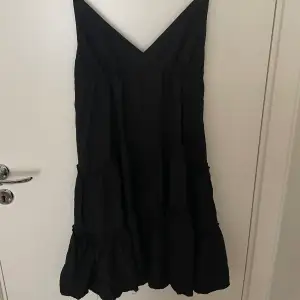 Säljer en svart volang klänning som ej passa mig, köpt på Plick. Perfekt till sommarn 🩵🩷🩷