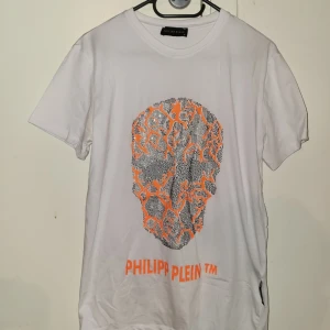 Säljer en vit Philipp plein T-shirt  - Säljer en vit Philipp plein T-shirt helt ny skick. Storlek S och M