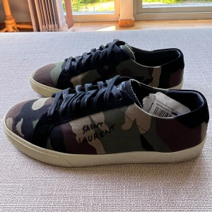 Saint Laurent SL/06  - Tja! Säljer nu dessa *Helt nya* Saint Laurent SL/06 skor i den eftertraktade Camo modellen! | Storlek = 42 | Skick = 10/10 helt nya med tags | Säljs för 3899 | Skriv vid övriga frågor