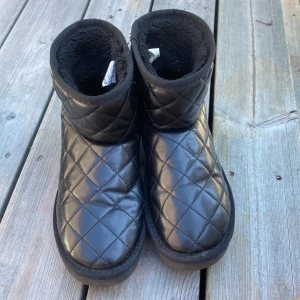 Vinterskor  - Svarta Uggs liknande skor från deichmann i storlek 39 till vinter som håller dig varm 