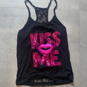 Coolt vintage linne med paljetter  - Så snyggt linne i fint skick. Uppskattar den som strl S. Tryck gärna på köp nu eller bundel💞🌟