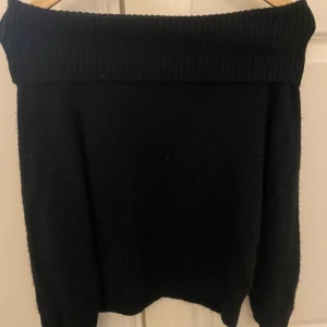 Stickad tröja💓 - Supergosig stickad off shoulder tröja! Bra skick, använd 2-3 ggr. Säljer pga att jag har många likadana och den kommer inte till användning! Tyvärr är lappen borta men den är väldigt töjbar så skulle säga att den passar Xxs-s💓