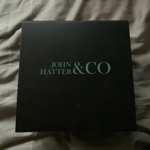 John Hatter & CO ”El Proffesor” - Säljer min keps då jag aldrig använder den, kepsen är knappt använd överhuvudtaget och är i mycket bra skick. Orginal pris är 1000kr. Påse och box medföljer vid köp. Pris kan gå ner vid snabb och smidig affär:)