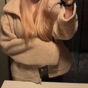 Teddyjacka - Populär teddyjacka från hm. Köpt i höstas. Lite nopprig på insidan. Tog storlek L för att den ska sitta lite mer baggy och rymmas med hoodie under