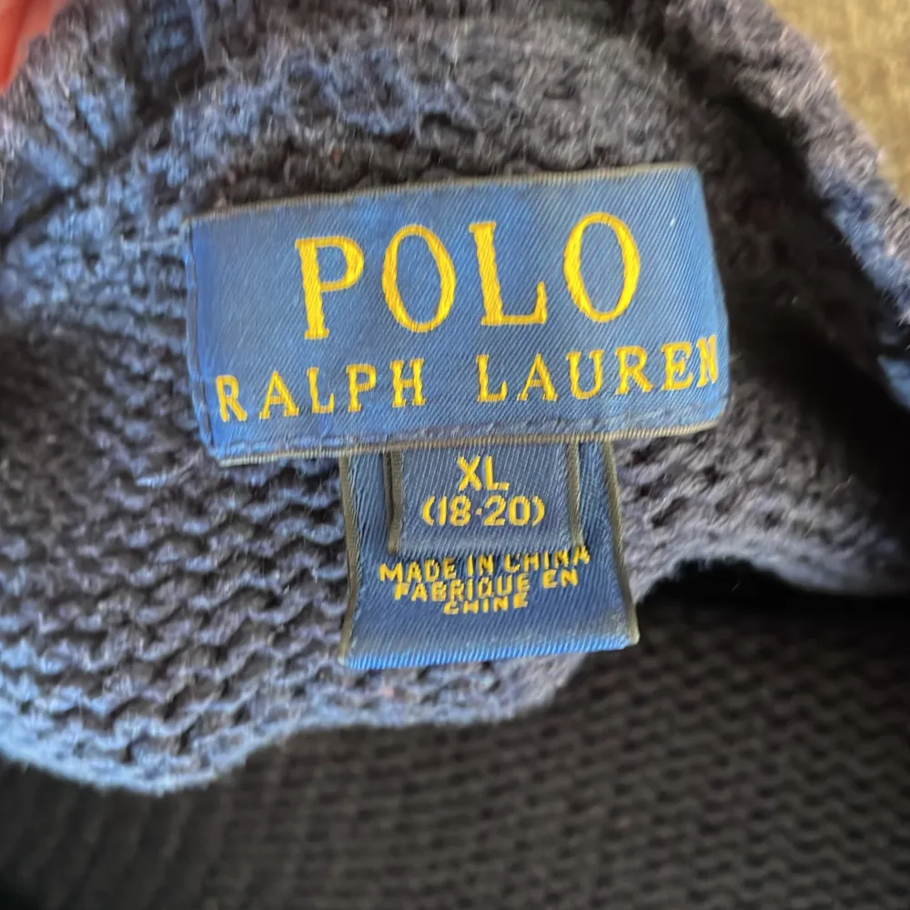 Hej säljer nu denna Ikoniska polo med den armikanska flaggan på  Sick 9/10 inga defekter . Tröjor & Koftor.