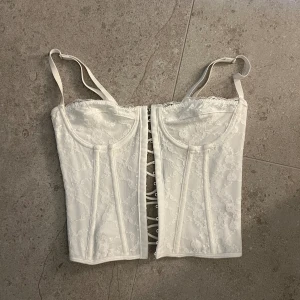 Korsett topp - Absolut inga tecknen på användning, säljes pga ligger bara i garderoben. Hör av er för fler bilder osv! 🩷🩷
