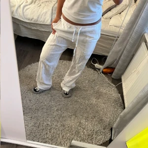 Linnebyxor  - Vita linnebyxor ifrån Gina Young i storlek 158/164 men passar mig med xs/s!! Superfint skick! Säljer då jag ej använder dom! Skriv vid frågor eller intresse 💗