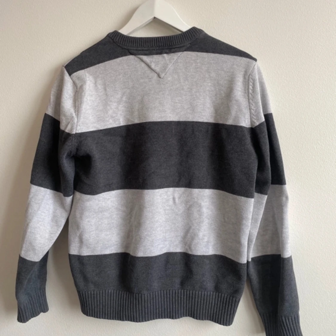 Grå stickad Tommy tröja storlek M - 90