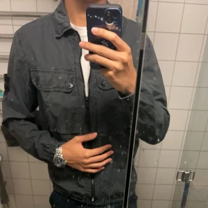 Stone Island overshirt (fin skick) - Köpte den förra året (2023) för 4999kr säljer nu för 3200kr. Riktigt stilig nästan helt oanvänd. Missa inte chansen!