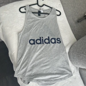 Träningslinne Adidas - Träningslinne från Adidas som aldrig är använt så är i nyskick