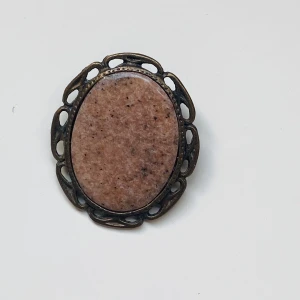 Brosch  - Vintage brosch med brunmelerad sten