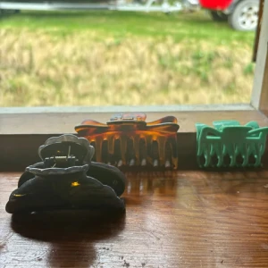 Hårklämmor - Två fina hårklämmor. Båda kpstar 15kr st eller båda för 30kr💗