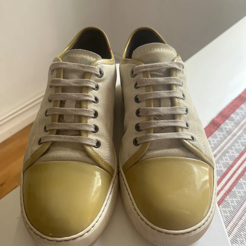 Dessa fin fina Lanvin sneakers i storlek 41 är nu till salu. Finns inga defekter, skorna är som nya!. Skor.