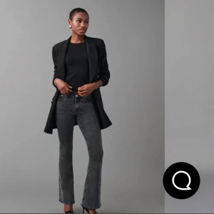 Low waist bootcut jeans - Bra skick, inte använda så mkt❤️säljer då dem inte kmr till användning 🥰. Lånade bilder. Nypris 500kr💋