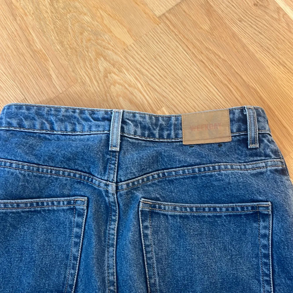 Säljer dessa jeans från Weekday i modellen ROWE. De är i gott skick, endast lite upprivet, därav priset (se sista bilden) annars inget märkvärdigt💕. Jeans & Byxor.