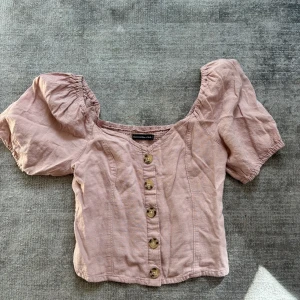 Rosa magtröja  - Visar en bild på när jag hade denna tröja för ett bra tag sen, nu är den för kort. Den är super snygg och är en magtröja. Kommer från abercrombie and fitch och är i xs