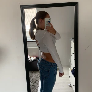 Rygglös top - Jätte fin kort tröja med en rygglös backsida, jätte fin, ser lite kortare ut eftersom jag har low waist💗💗💗inga defekter