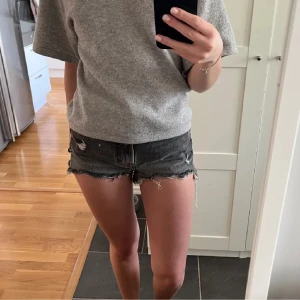 Jeansshorts  - Fina jeans shorts från Zara💓 Normalhög midja kanske lite mer mot låg💓 Gråsvarta 💓