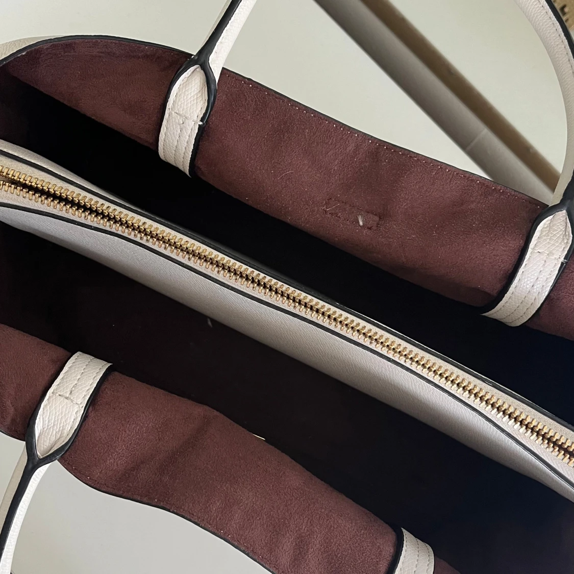 Crémevit väska - 91