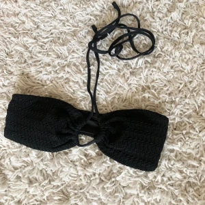 Bikini överdel - Svart jättefin bikini överdel köpt här på plick🩷inte använd och säljer nu pga att den är för liten för mig🩷väldigt bra skick 