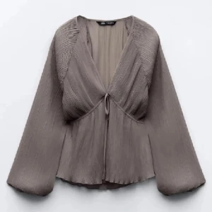 Zara topp - Säljer denna topp ifrån Zara dom är slutsåld på hemsidan. Använd fåtal gånger och är som nyskick❤️