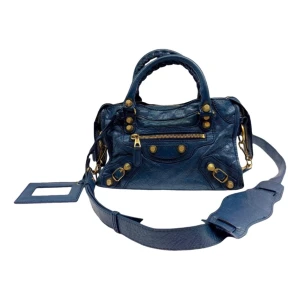 BALENCIAGA  city bag - BALENCIAGA Navy Leather Giant Mini City Bag. Ingår både ett längre axelband och tillhörande spegel. Väskan är använd med i mycket gott skick. Köpt på Vestiaire Collection som och genomgått deras ”äkthet- autentisering.” Möts endast upp, postar ej!