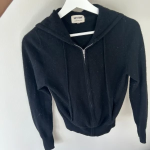 Soft goat hoddie - Nu säljer jag min soft goat hoddie med zip. Köpt från soft goat för cirka 2,5 år sedan. Den är i bra skick förutom på ena ärmen där det är ett litet hål vid handleden. Men det har varit där i 1 år och har inte blivit större, enkelt att sy ihop! 