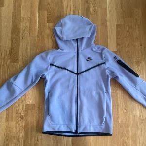 Nike tech fleece  - Säljer denna för jag använder inte den. Använde en kort period. Mycket bra skick😊9/10👌🏻 Inköps pris ca 1000kr💰