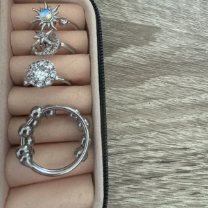 Stress ringar - 4 st stress ringar som är i bra skick. Den med små kulor på är lite rosa men den andra som nya. Man köper allihopa för 50kr.