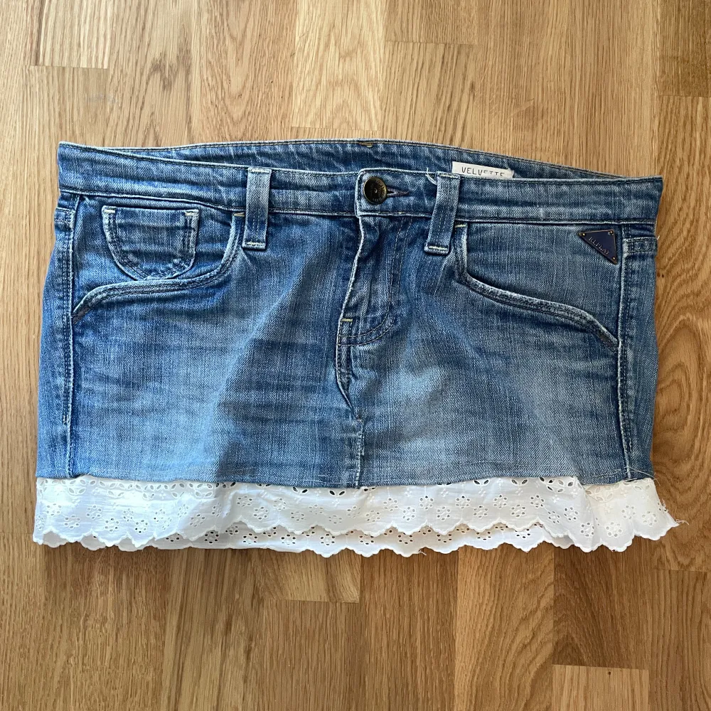 en super söt spetts kjol! gjord själv från ett par replay jeans OBS några stygn kan va dåligt gjorda av mig se bilder! 42cm rakt över!. Kjolar.