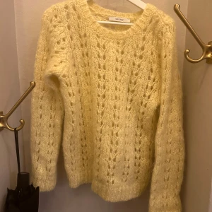 Gestuz tröja i ljusgul - Underbar tröja från Gestuz som tyvärr inte kommer till använding, storleken som kom på lappen var xs/s som även kan passa större storlekar. Passar så fint till alla färger på jeans 