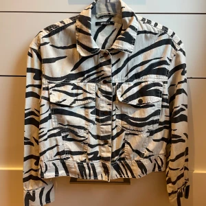 Zebramönstrad vårjacka - Unik sommar/vårjacka med zebramönster från Gina Tricot. Sustainable cotton♻️ Mycket bekväm och rymlig! Passar även om man har +/- 1storlek.