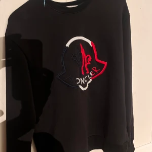 Monclet sweatshirt  - Nästan aldrig använd, köpt för 4000, bra skick