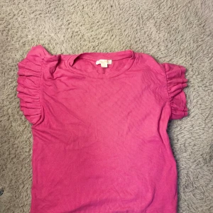 Volang tröja - En jättefin tröja ifrån Gina Young. Den har volanger vid axlarna💕 använd men är i fint skick💕 säljer pga inte min stil