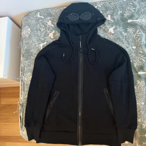 C.P. Company Zipped Hoodie  - Säljer min CP company kofta och använt 1 gång bara, den är i nyskick och är 1 av 1 hög kvalitet och Qr scan funkar