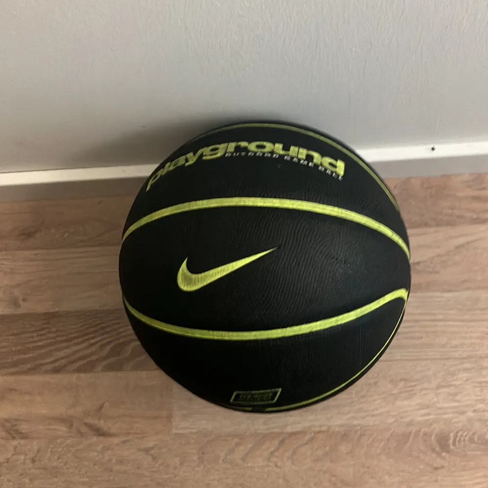 Basketball shoes inspired by basketball players Kevin Durant they have been used but are still in perfect and will be brought to the customers with the original box  And if purchased will come with a free Nike outdoor basketball . Skor.