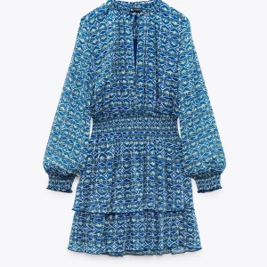 Zara klänning  - Säljer den här jättegulliga zara klänning, köptes förra sommarn då jag skulle ha den till ett dop men hittade en annan klänning så den har aldrig kommit till användning, finns inte kvar på hemsidan längre💗🫶🏻