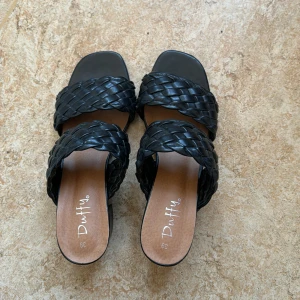 Sko med klack strl 39 - Svarta skor från Duffy strl 39.  Använda en gång, inget synligt slitage. Se bilderna.  Väldigt sköna att gå i. Säljes då de är små i storlek. Nypris 499kr