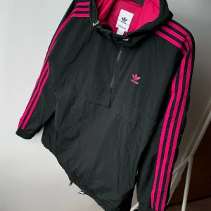 Adidas tunn vindjacka - Väldigt speciell modell av adidas jackor som inte säljs längre. Köpte 2018 innan den slutsåldes,  går inte få tag på mer. Nyskick, mörkrosa/ svart, sjukt bekväm om man använder och prisvärt. Storlek S, kan massa XS/M/L beroende på kroppsform💗🖤💖🛍️😻❤️😍