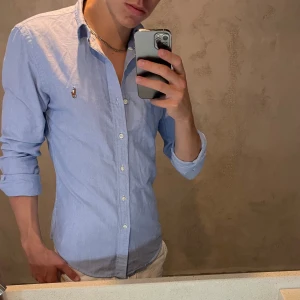 Ralph Lauren skjorta - Hej, säljer nu min fina Ralph Lauren skjorta storlek S slimfit. Den är i ny utan prislapp  (oanvänd) och kommer vara otroligt snygg i sommar. Nypris 1700kr! Vi kommer att sälja liknande produkter nu i sommar så glöm inte följa profilen!🌊🍾