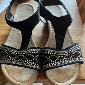 Söta sandaler med bling  - Söta sommar/finskor. Strl 36 men inte jättesmå i strl, de gick på mina fötter som egentligen är 38. Lite slitna på kanterna men inget som syns på lång håll eller märks vid användning 💕 50kr och köparen står för frakten💕