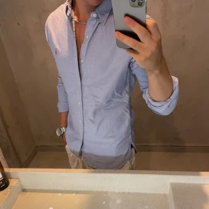 Ralph Lauren skjorta - Hej, säljer nu min fina Ralph Lauren skjorta storlek M slimfit. Den är i väldigt bra skick och kommer vara otroligt snygg i sommar. Nypris 1500kr! Vi kommer att sälja liknande produkter nu i sommar så glöm inte följa profilen!🌊🍾