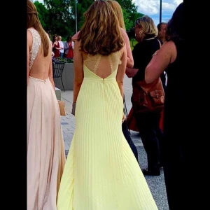 Balklänning  - Jättefin balklänning som även kan användas till annat, magiskt i ryggen.  Använd endast 1 gång vid balen. Jättefint skick. Jag har vanligtvis storlek 36 och den passade utmärkt på mig Pris kan diskuteras vid snabbt köp  