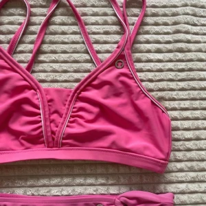 Bikini rosa M Röhnisch - Sportig bikini från Röhnisch, passar Stl S. (Det står L i toppen men den är väldigt liten)  Stor utrensning dam, barn och herr. Kika gärna på mina övriga annonser, köp bundle så samfraktar jag flera artiklar. Djur- och rökfritt hem.
