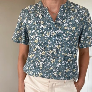 Blus blommig Stl XS - Söt blus i nyskick! Stl XS men rymlig, passar även S. Stor utrensning, kika gärna på mina övriga annonser, köp bundle så samfraktar jag flera artiklar. Djur- och rökfritt hem.